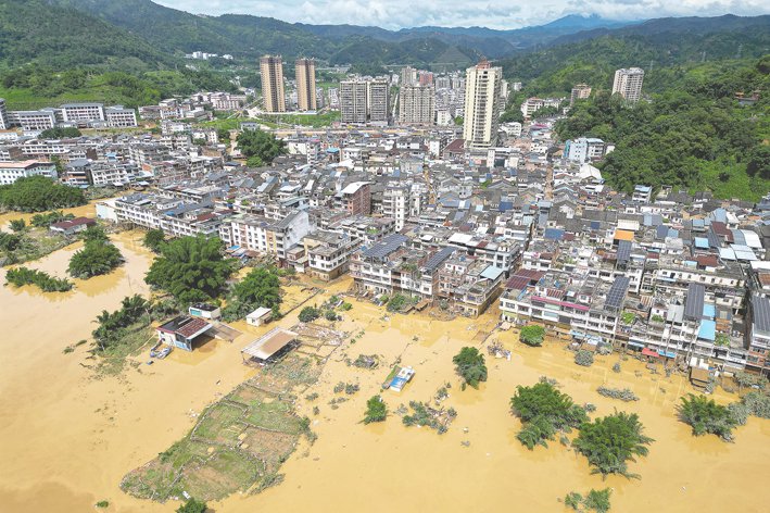 6月19日，广东梅州，受强降雨影响，梅州多地出现大暴雨，部分地区出现山体滑坡和内涝。 视觉中国图